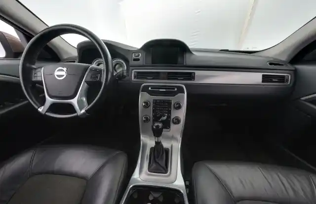 Ruskea (beige) Farmari, Volvo V70 – ZKJ-372