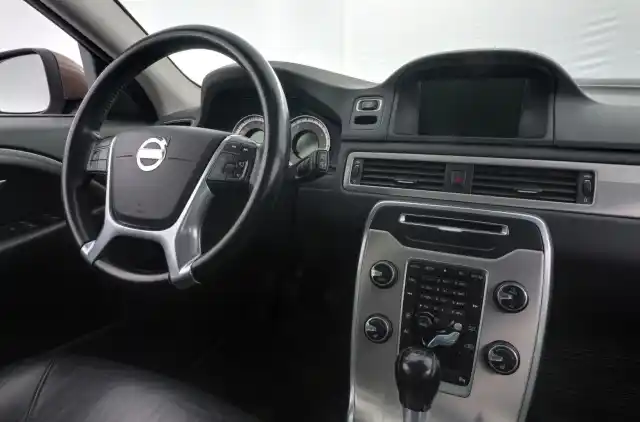 Ruskea (beige) Farmari, Volvo V70 – ZKJ-372