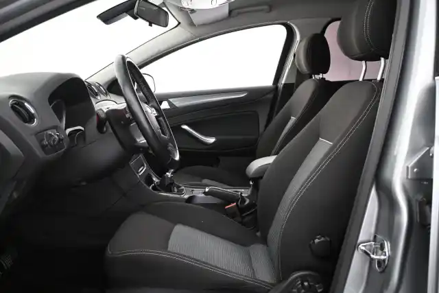 Harmaa Viistoperä, Ford Mondeo – ZKJ-627
