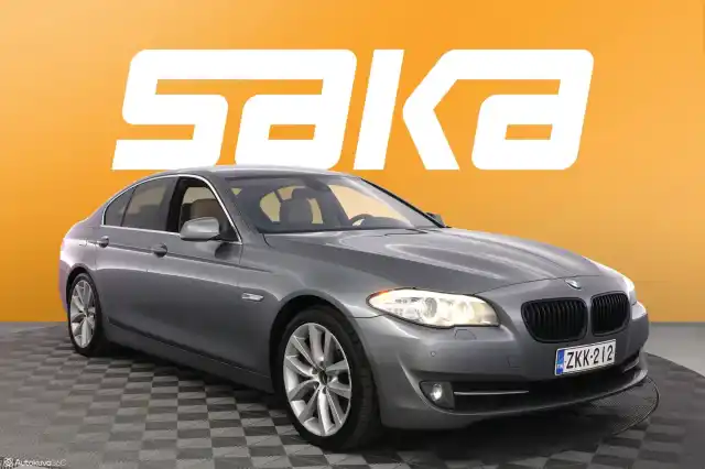 Harmaa Sedan, BMW 535 – ZKK-212