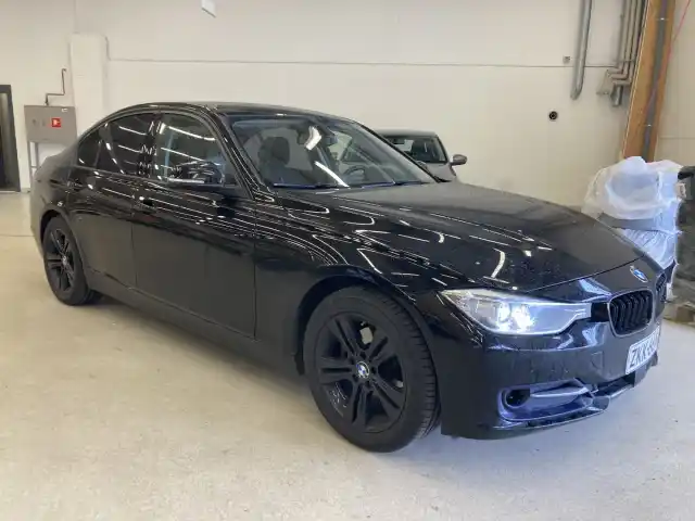 Musta Sedan, BMW 320 – ZKK-664