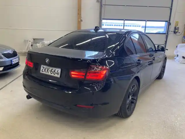 Musta Sedan, BMW 320 – ZKK-664