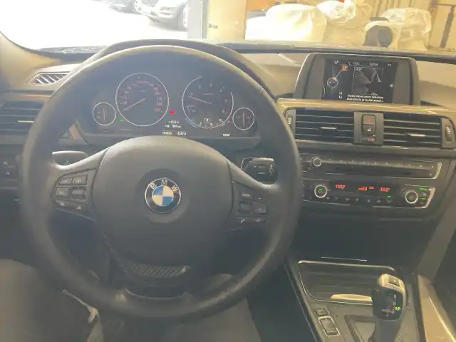 Musta Sedan, BMW 320 – ZKK-664
