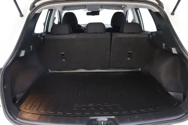 Valkoinen Maastoauto, Nissan Qashqai – ZKL-125