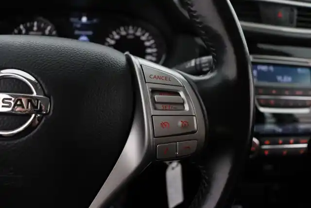 Valkoinen Maastoauto, Nissan Qashqai – ZKL-125