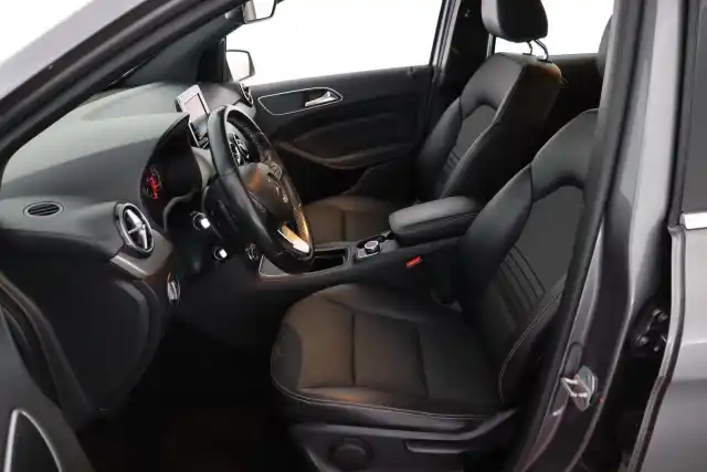 Harmaa Tila-auto, Mercedes-Benz B – ZKM-199
