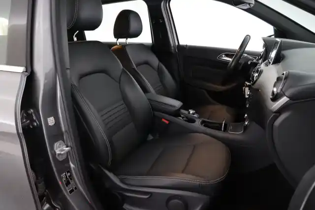 Harmaa Tila-auto, Mercedes-Benz B – ZKM-199