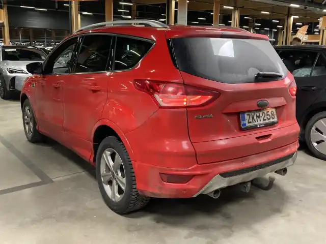 Punainen Maastoauto, Ford Kuga – ZKM-258