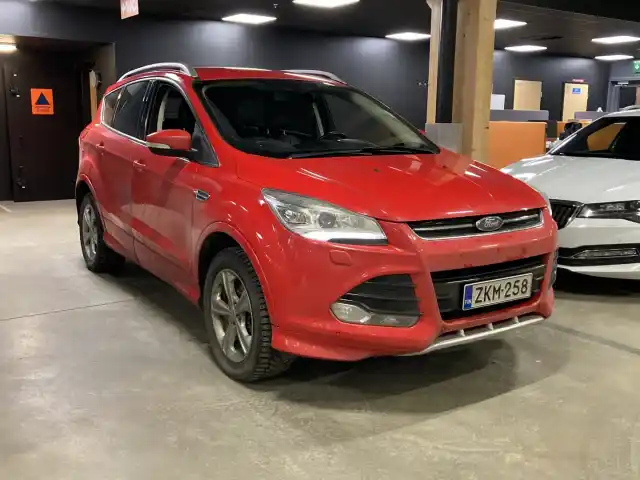 Punainen Maastoauto, Ford Kuga – ZKM-258