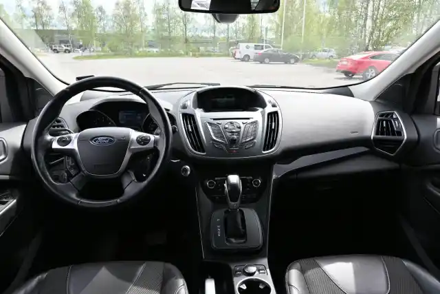 Valkoinen Maastoauto, Ford Kuga – ZKM-261