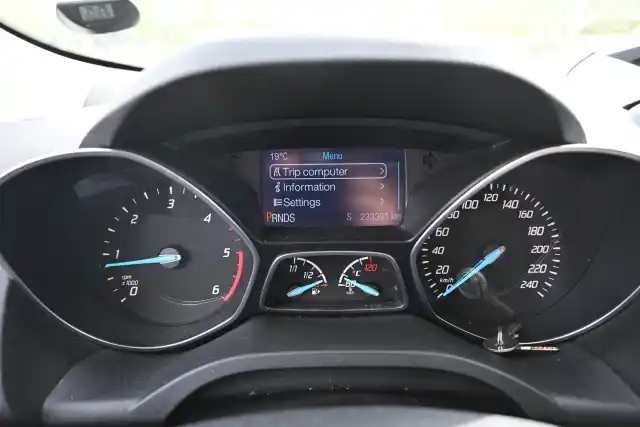 Valkoinen Maastoauto, Ford Kuga – ZKM-261