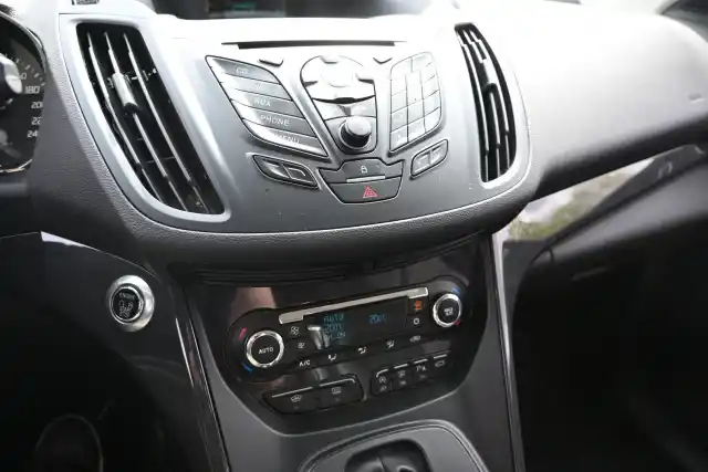 Valkoinen Maastoauto, Ford Kuga – ZKM-261