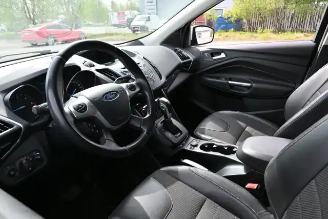 Valkoinen Maastoauto, Ford Kuga – ZKM-261