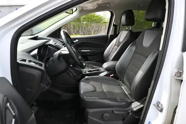 Valkoinen Maastoauto, Ford Kuga – ZKM-261