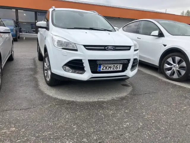 Valkoinen Maastoauto, Ford Kuga – ZKM-261