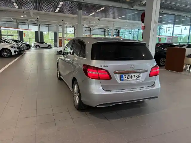 Harmaa Tila-auto, Mercedes-Benz B – ZKM-786