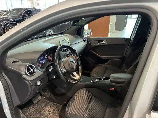 Harmaa Tila-auto, Mercedes-Benz B – ZKM-786