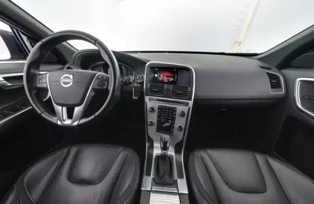 Sininen Maastoauto, Volvo XC60 – ZKN-163