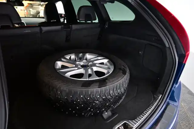 Sininen Maastoauto, Volvo XC60 – ZKN-163