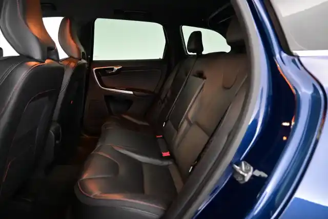 Sininen Maastoauto, Volvo XC60 – ZKN-163