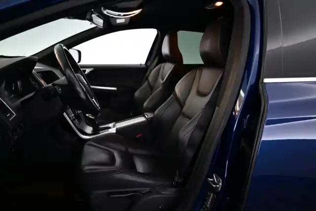 Sininen Maastoauto, Volvo XC60 – ZKN-163