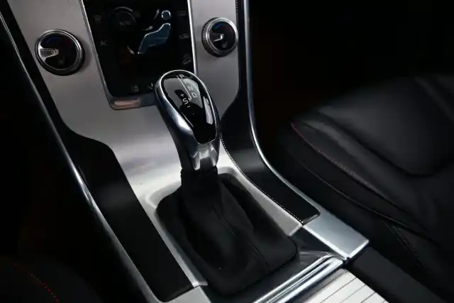 Sininen Maastoauto, Volvo XC60 – ZKN-163