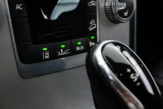 Sininen Maastoauto, Volvo XC60 – ZKN-163