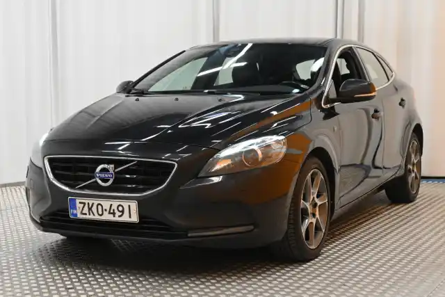 Musta Viistoperä, Volvo V40 – ZKO-491