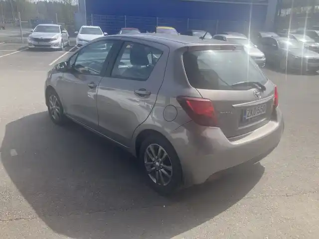 Ruskea (beige) Viistoperä, Toyota Yaris – ZKO-550