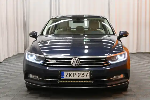 Sininen Sedan, Volkswagen Passat – ZKP-237