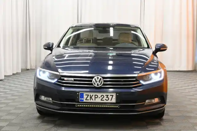 Sininen Sedan, Volkswagen Passat – ZKP-237