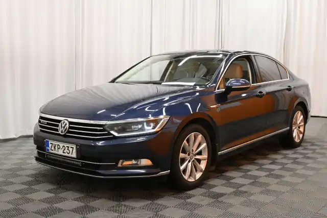 Sininen Sedan, Volkswagen Passat – ZKP-237