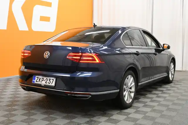 Sininen Sedan, Volkswagen Passat – ZKP-237