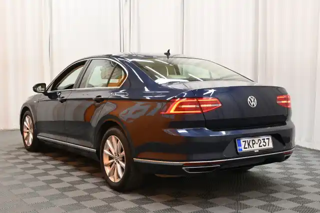 Sininen Sedan, Volkswagen Passat – ZKP-237