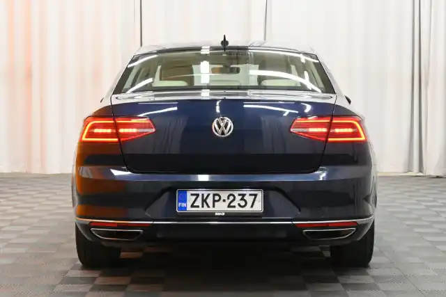 Sininen Sedan, Volkswagen Passat – ZKP-237