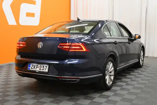 Sininen Sedan, Volkswagen Passat – ZKP-237