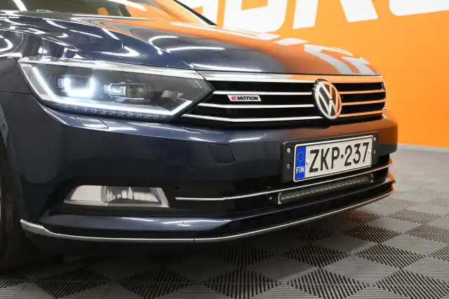 Sininen Sedan, Volkswagen Passat – ZKP-237