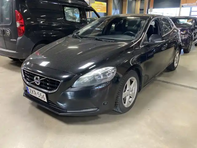 Musta Viistoperä, Volvo V40 – ZKR-556