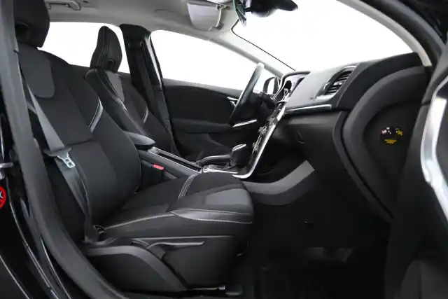 Musta Viistoperä, Volvo V40 – ZKR-556