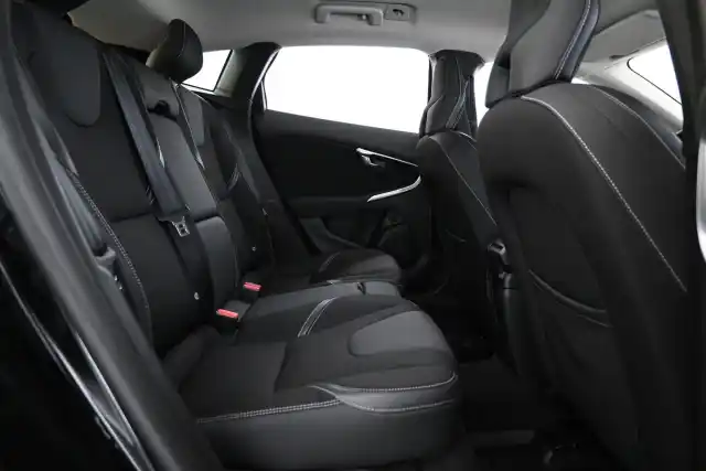 Musta Viistoperä, Volvo V40 – ZKR-556