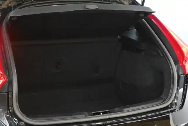 Musta Viistoperä, Volvo V40 – ZKR-556