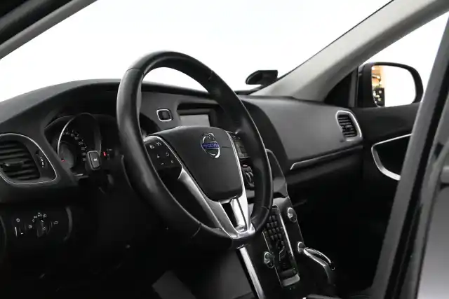 Musta Viistoperä, Volvo V40 – ZKR-556