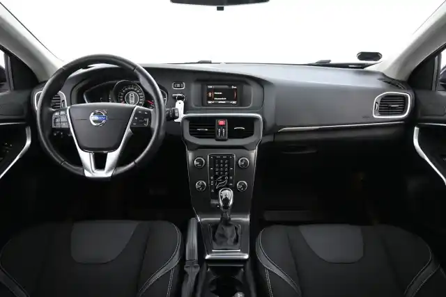 Musta Viistoperä, Volvo V40 – ZKR-556