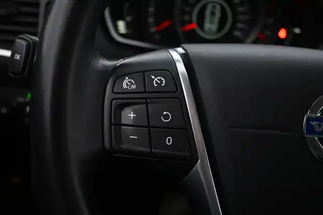 Musta Viistoperä, Volvo V40 – ZKR-556