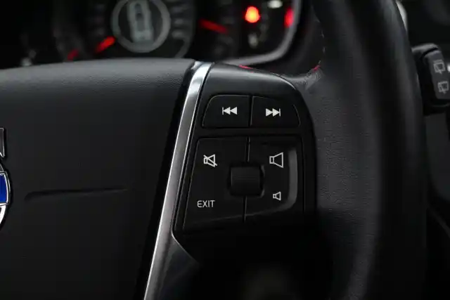 Musta Viistoperä, Volvo V40 – ZKR-556