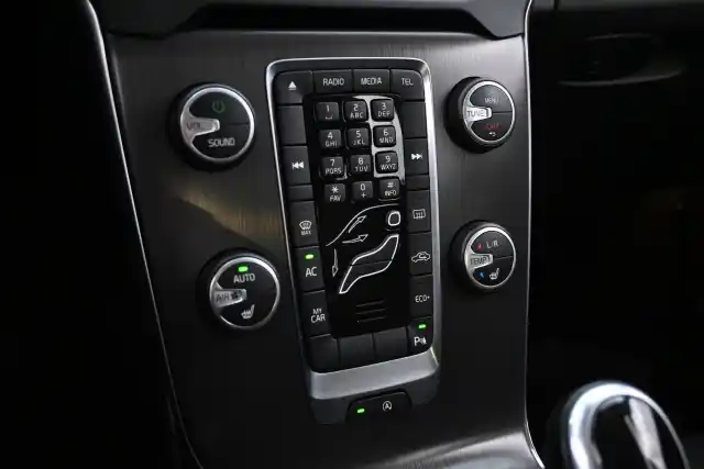 Musta Viistoperä, Volvo V40 – ZKR-556