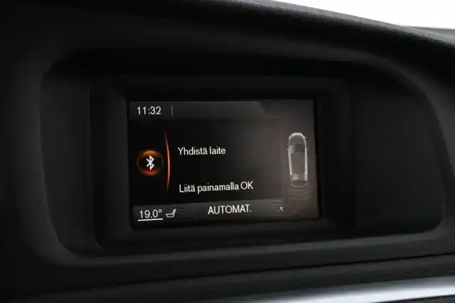 Musta Viistoperä, Volvo V40 – ZKR-556