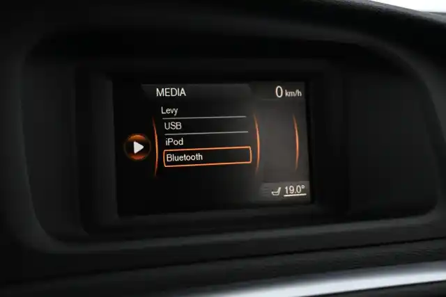 Musta Viistoperä, Volvo V40 – ZKR-556