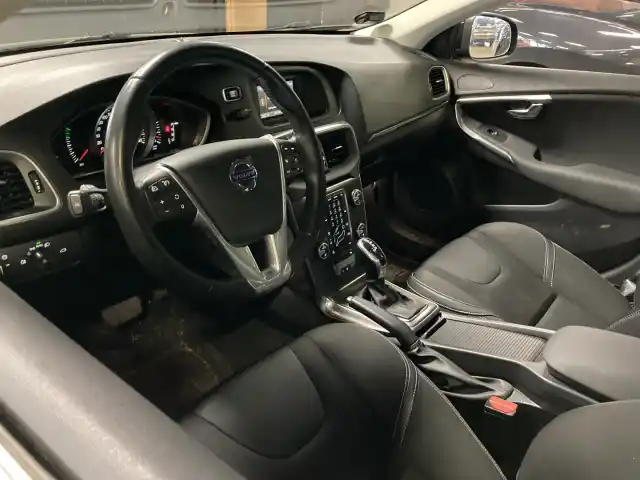 Musta Viistoperä, Volvo V40 – ZKR-556