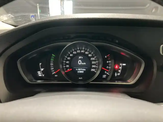 Musta Viistoperä, Volvo V40 – ZKR-556